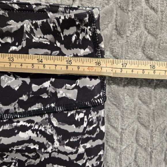Fabletics Caspia Define PowerHold Mid-Rise Capri Size Large Static Camo - Picture 4 of 8